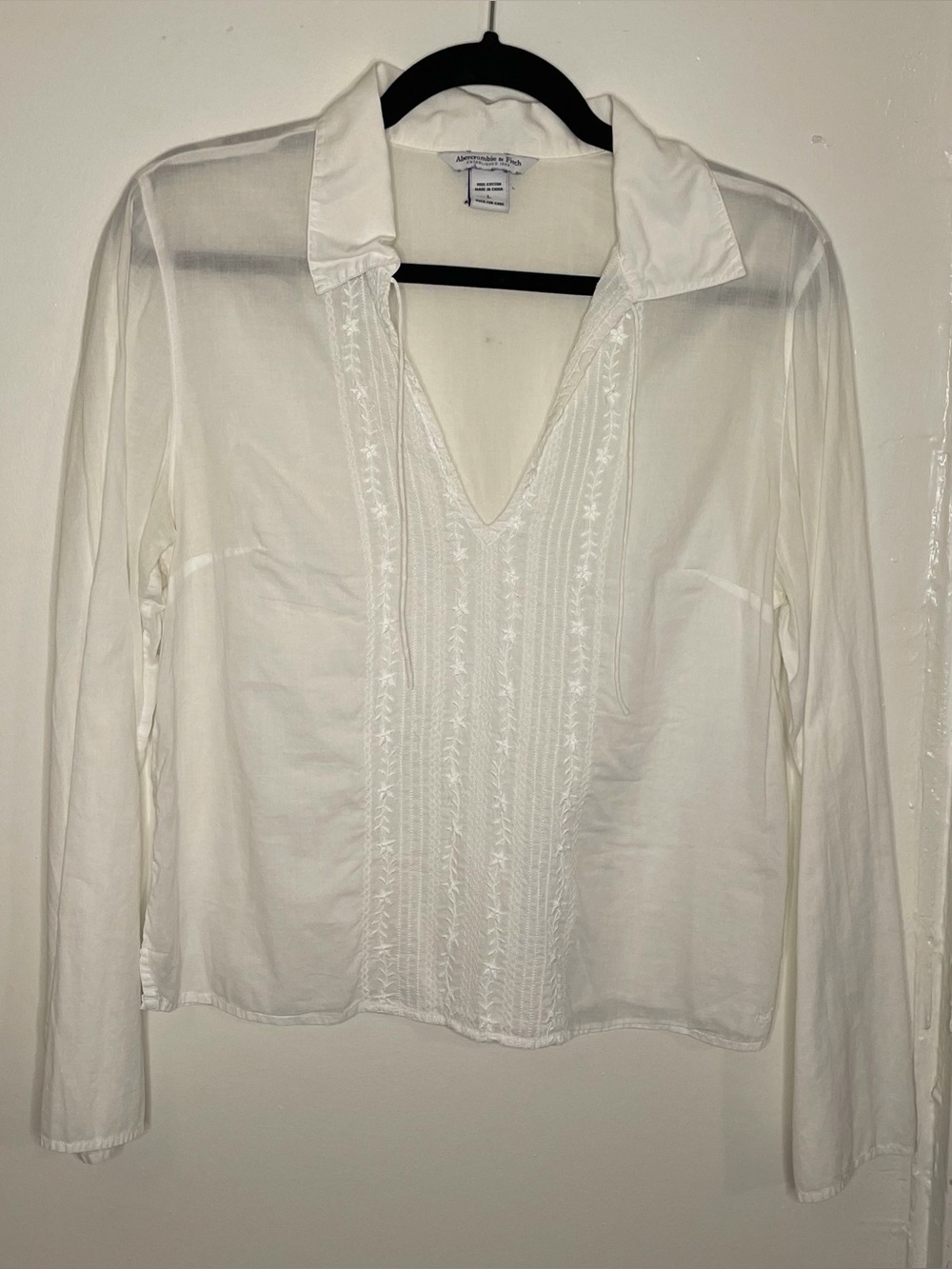 Vintage Abercrombie & Fitch White Embroidered V-Neck Long Sleeve Top